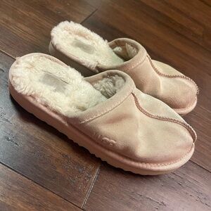 KIDS UGG SLIPPERS
SIZE- GIRLS 2